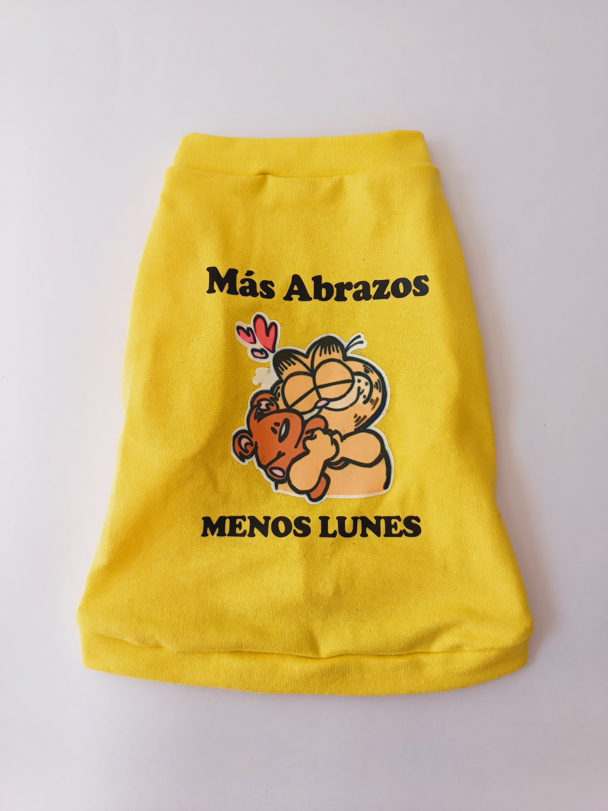 "Más Abrazos y Menos Lunes" de Garfield - Ropa para mascotas