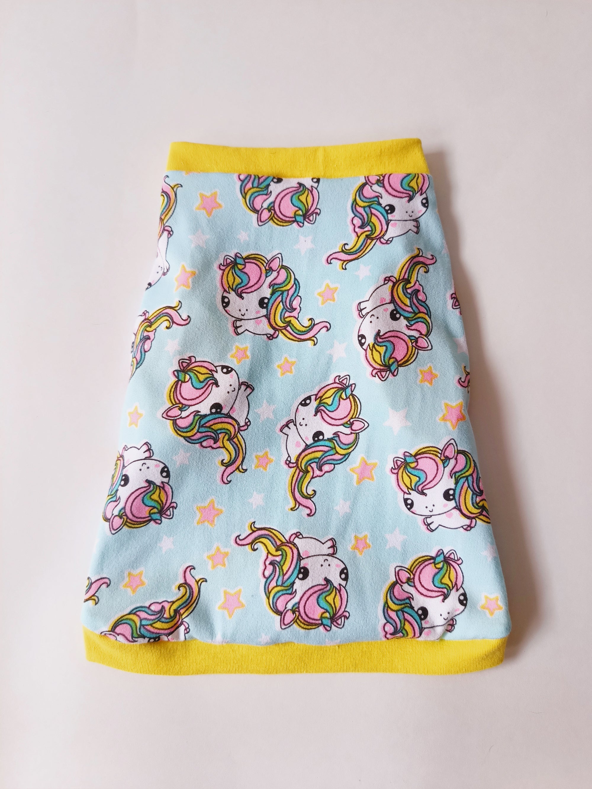 Diseño Patrón de Unicornios Borde Amarillo - Ropa para mascotas