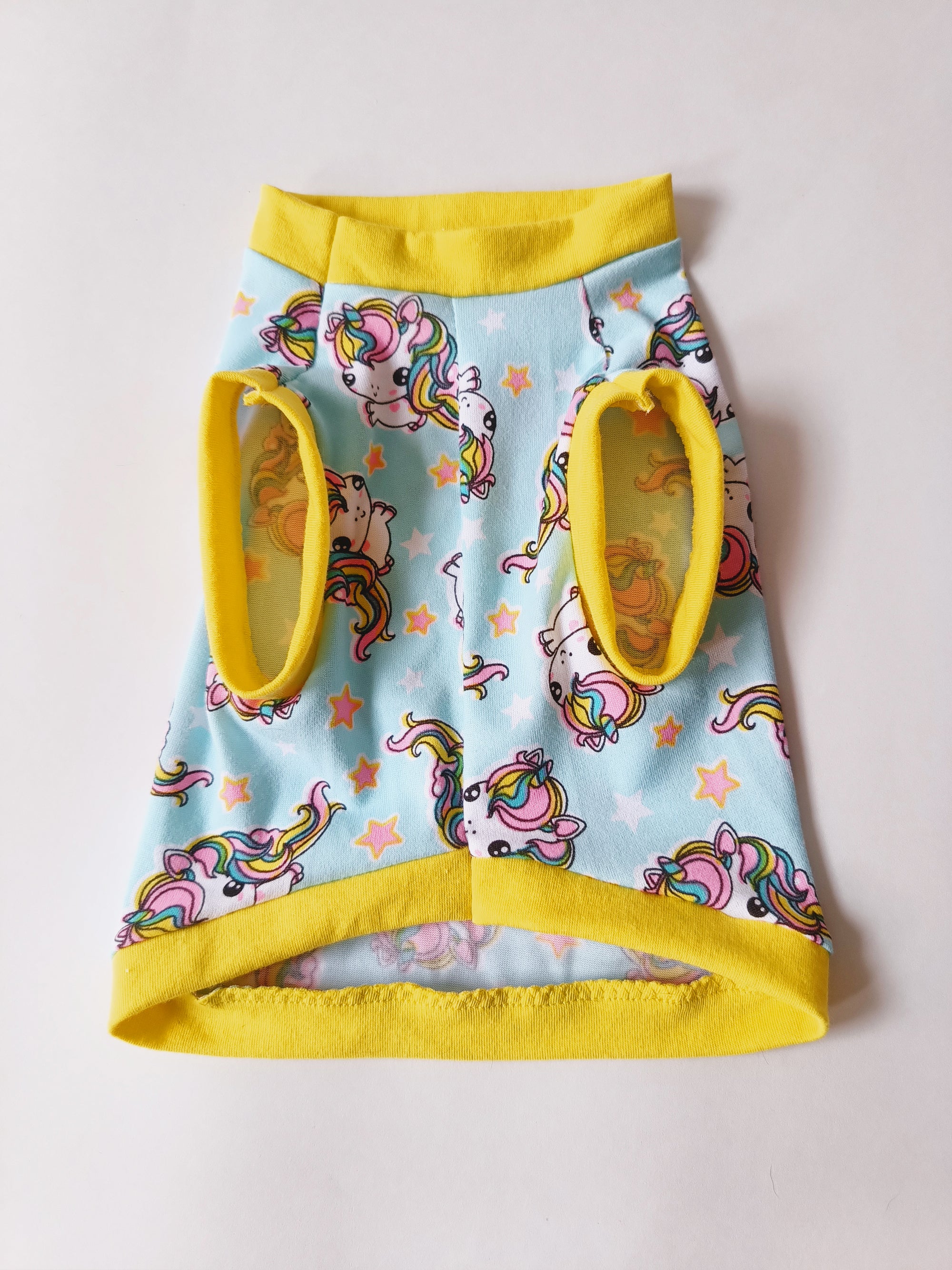 Diseño Patrón de Unicornios Borde Amarillo - Ropa para mascotas